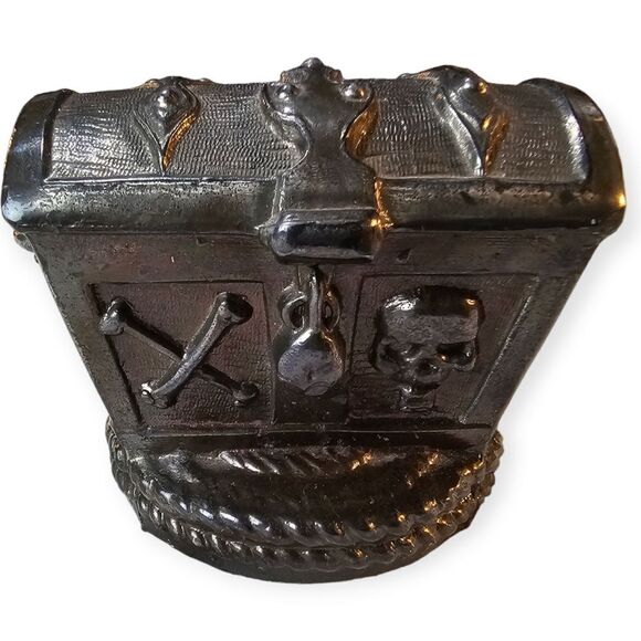 Vintage Treasure Chest Cast Metal Coin Money Bank Pirate Skull Cross Bones - Picture 8 of 8